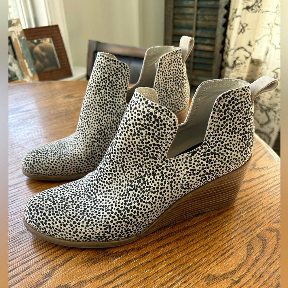 Tom’s leopard boot wedges